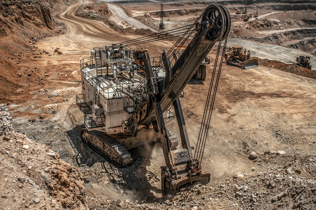 Mining Mining excavator in Algerian mine - investment opportunity in mining sector with modern extraction equipment