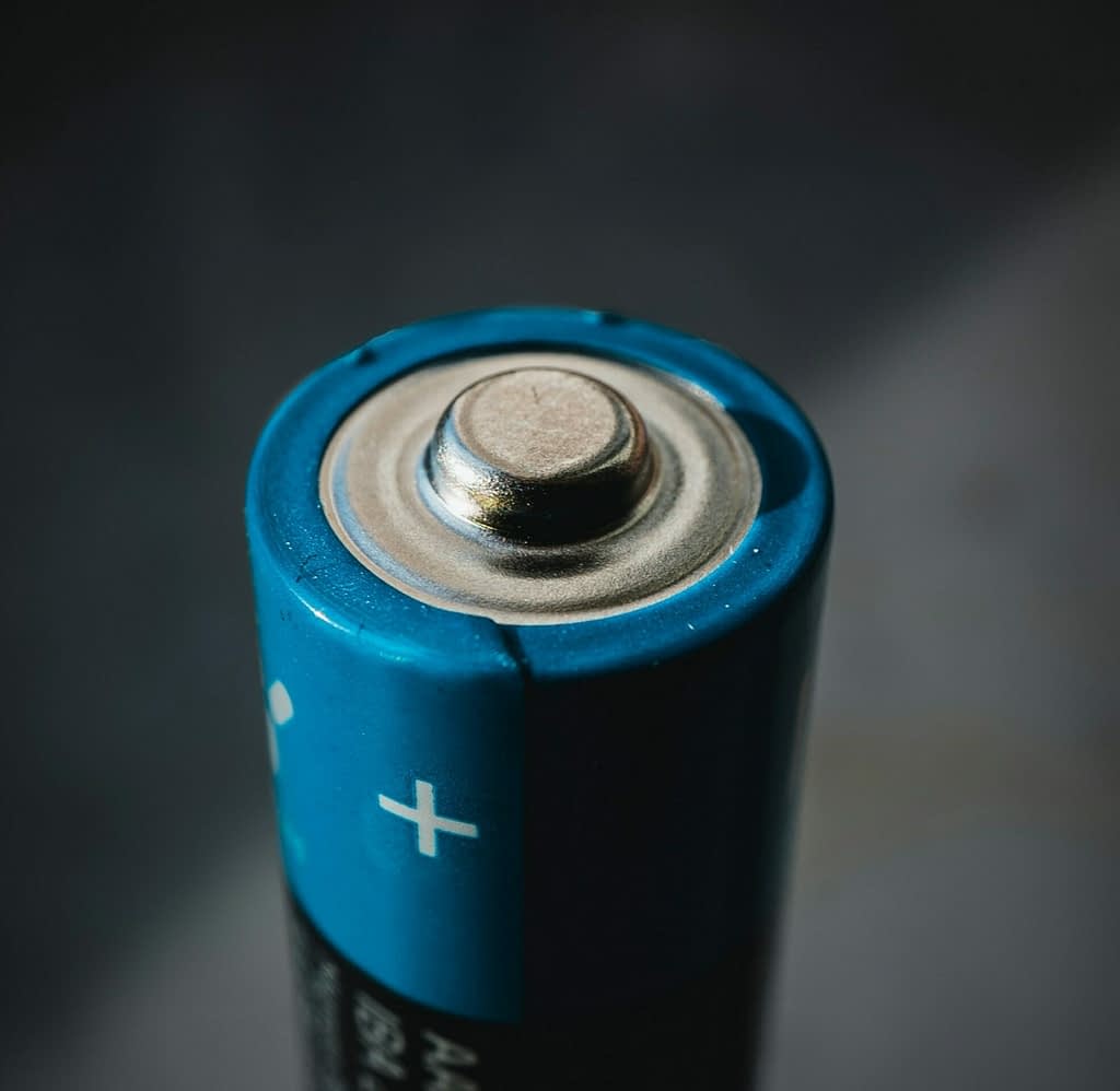 battery Blue lithium battery on dark background symbolizing China's lithium strategy and energy self-sufficiency.